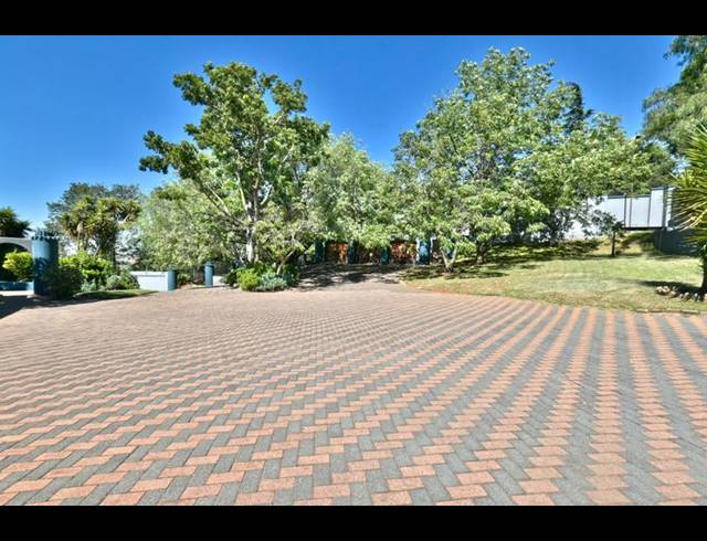 8 BEDROOM HOUSE FOR SALE IN OAKDENE